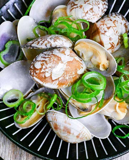 Japanese Sake Steamed Clams (with Butter & Soy Sauce)