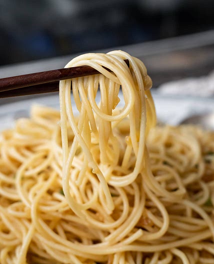 Quick Asian Garlic Noodles with Garlic-Butter Sauce
