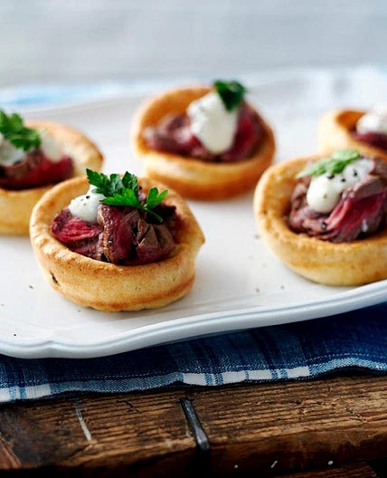 Mini Yorkshire puddings with roast beef and horseradish cream
