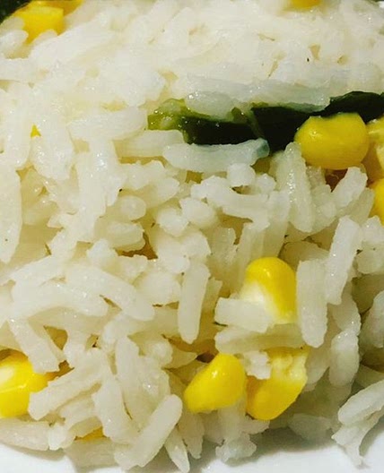 Arroz blanco con elote y chile poblano