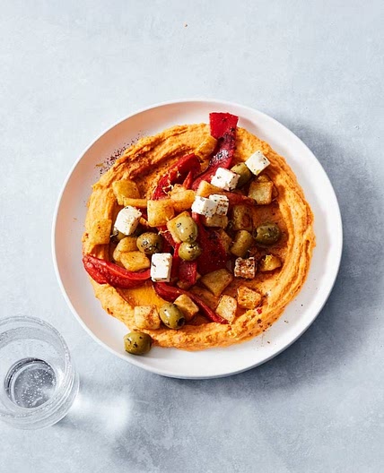 Pikante hummusbowl met aardappel en olijven