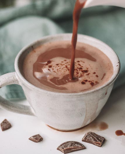 Chocolate quente cremoso com chocolate em barra
