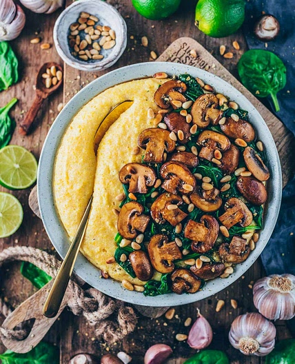Cremige Vegane Polenta mit Pilzen und Spinat