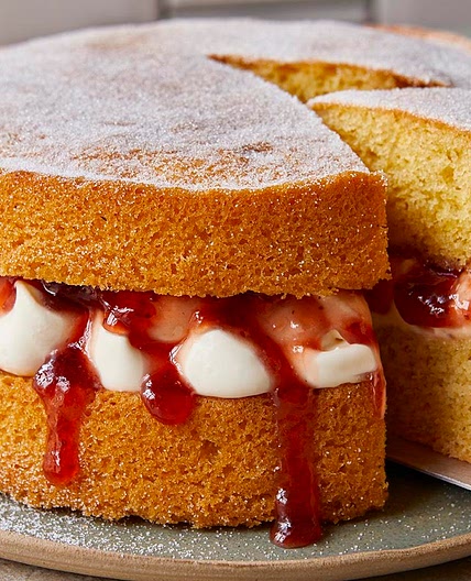 Mary Berry's easy Victoria sponge