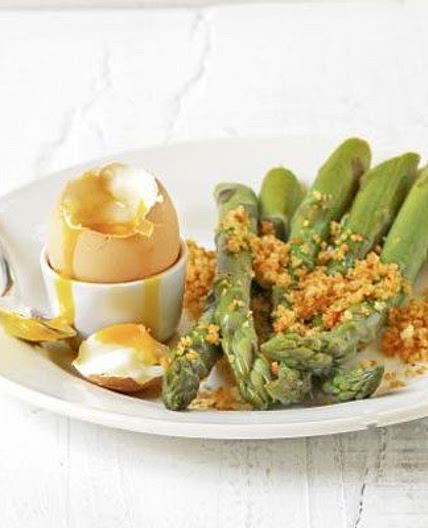 Asparagus soldiers with a soft-boiled egg