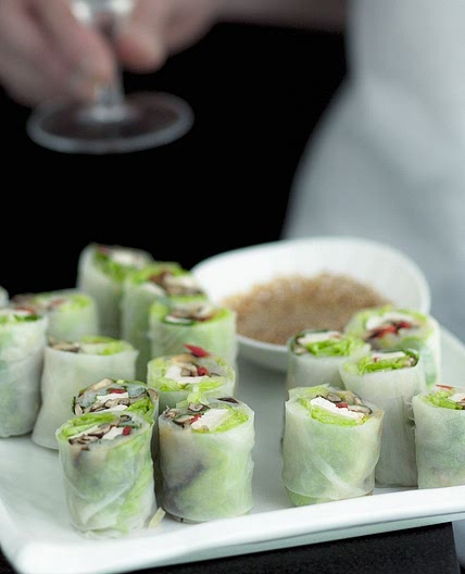 Vietnamesische Reispapierpäckchen mit Sesamdip