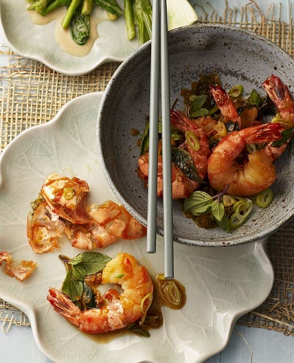 Shrimps mit Pak Choy und grünem Spargel