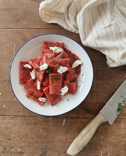 Pâtes à la sauce rosée aux betteraves & à l’ail rôti