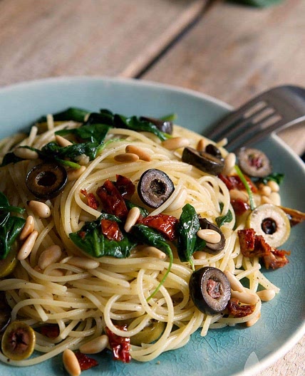Spaghetti mit Oliven, Spinat und getrockneten Tomaten