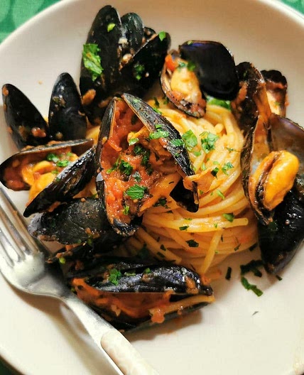 Spaghetti with mussels and tomato sauce alla Tarantina