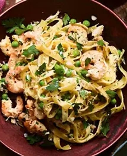 Fresh pasta with prawns, crab, peas & crème fraîche