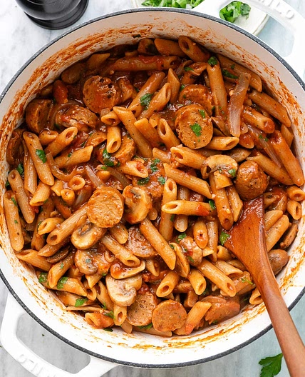 ONE-POT VEGAN SAUSAGE PASTA