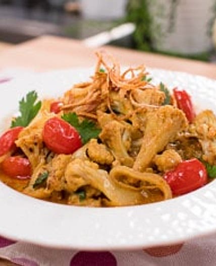Cauliflower Stir-Fry with Yellow Curry ดอกกะหล่ำผัดแกงกะหรี่
