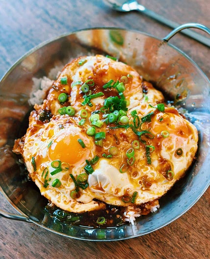 Spicy Sweet and Sour Fried Eggs in 10 Minutes!