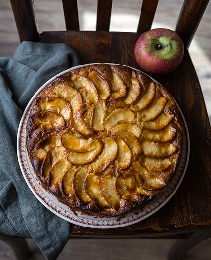 Apple olive oil cake