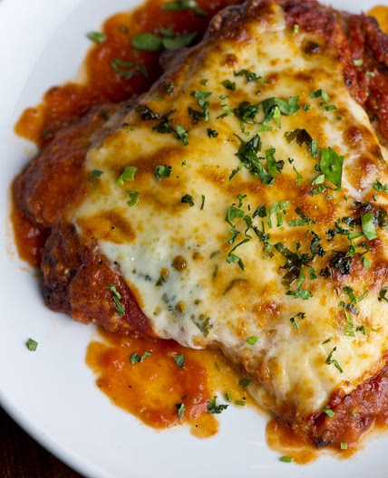 Poulet au parmesan, à la sauce tomate et au basilic