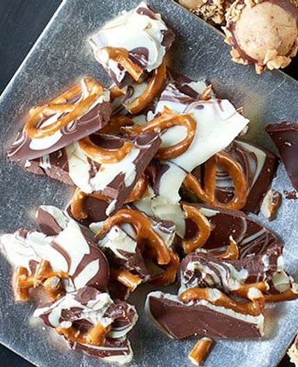Mint-chocolate bark with pretzels