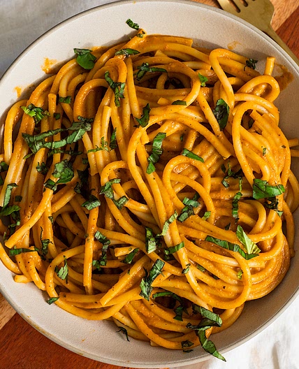 Creamy Red Pepper Gochujang Spaghetti (vegan)
