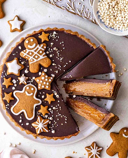Vegan caramel tart with a gingerbread crust