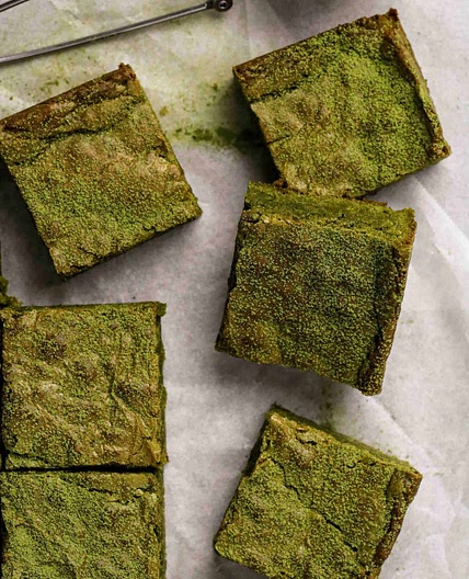 Soft and chewy matcha brownies