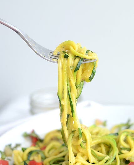6-Ingredient Cheesy Vegan Zoodles