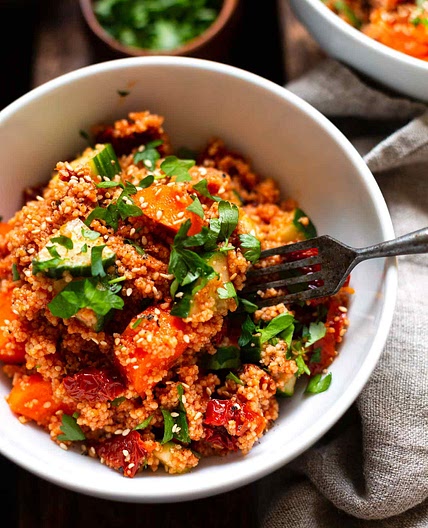 Lauwarmen Couscous-Salat mit getrockneten Tomaten