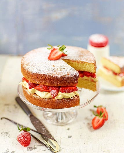 Strawberry & cream sandwich sponge