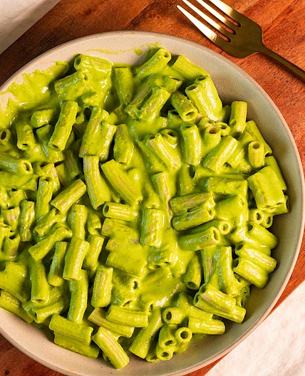 vegan creamy spinach garlic pasta with cashews and parsley