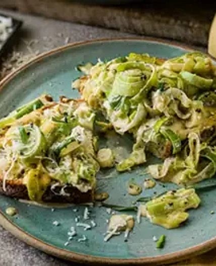 Creamy leeks with Shropshire Blue & tarragon on toast