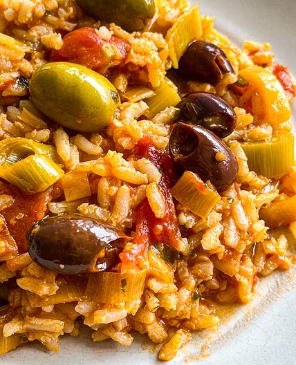 Mediterranean brown rice with leeks, olives and tomatoes