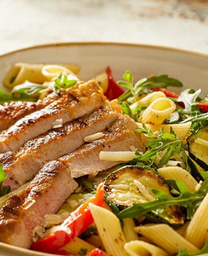 Nackensteaks mit mediterranem Nudelsalat und Rucola