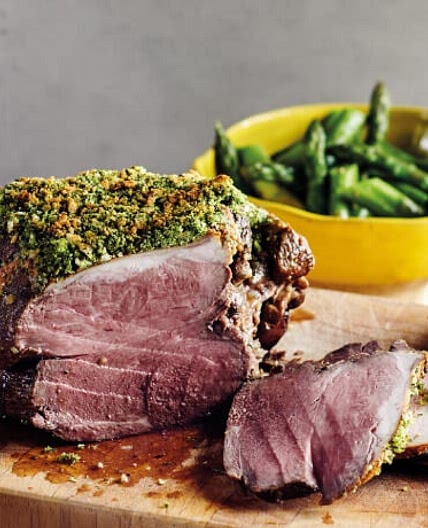 Lammkeule mit Kräuterkruste und grünem Spargel