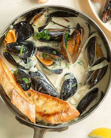 Mussels in a Creamy White Wine Garlic Sauce