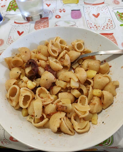 Pasta con tomates secos y patata