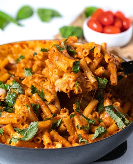 One Pot Chicken Mozzarella Pasta