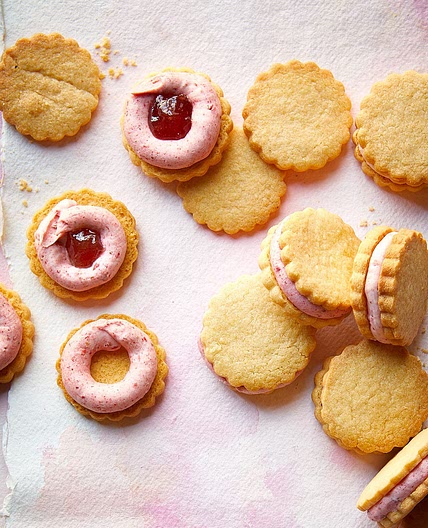 Strawberry custard creams