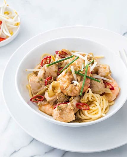 Chicken and prawn noodles