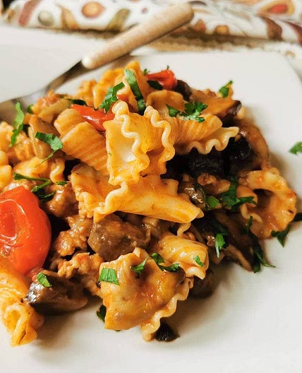 Authentic pasta alla Boscaiola (with sausage and mushrooms)
