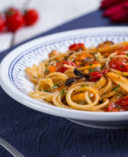 Spaghetti con cozze e pomodorini