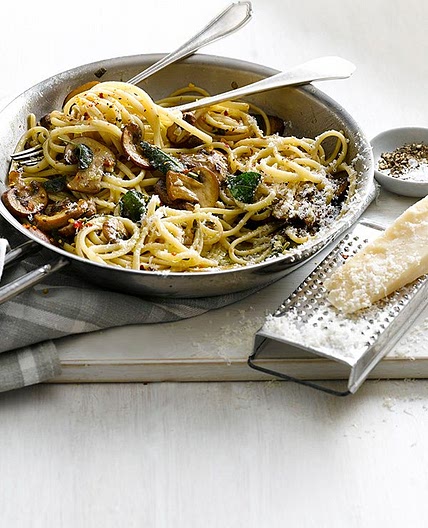 Linguine with garlic mushrooms and sage