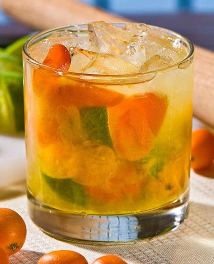 Caipirinha de cerveja com laranja