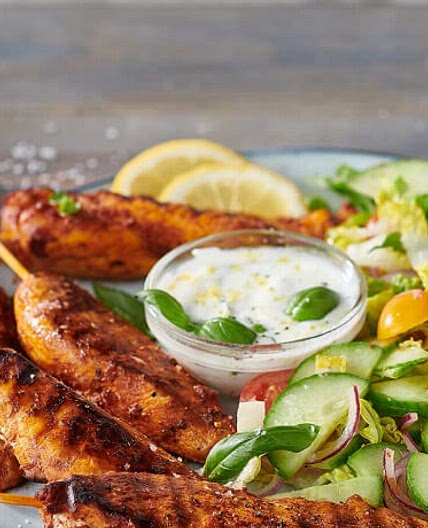 Hähnchenspieße vom Grill mit Salat und Knoblauchdip