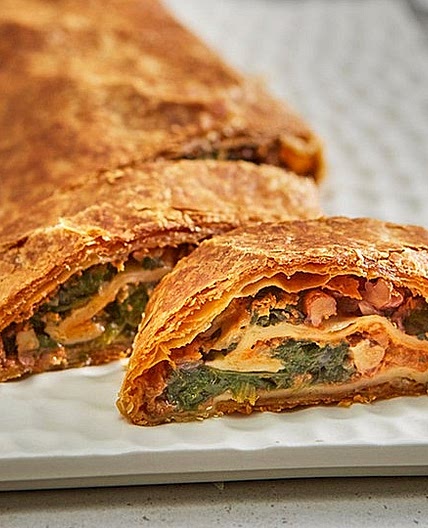Spinatstrudel mit getrockneten Tomaten und Walnüssen