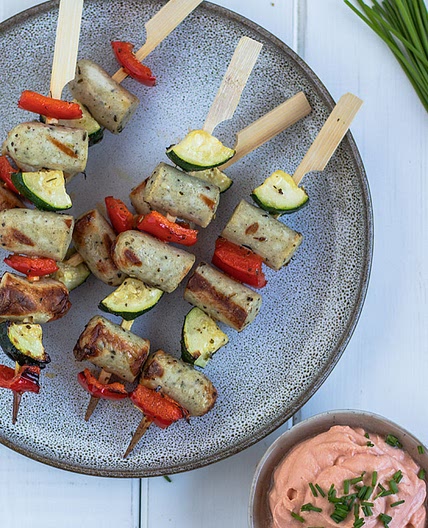 Grillspieße mit Gemüse und Bratwurst für Kinder