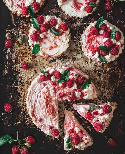 keto raspberry cheesecake with raspberry swirl