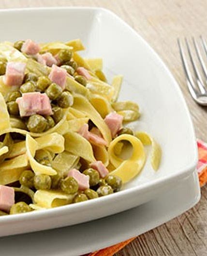Spinach fettuccine with Ham and Peas