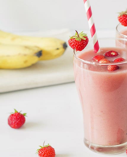 Smoothie con banana, fragole e latte di mandorla