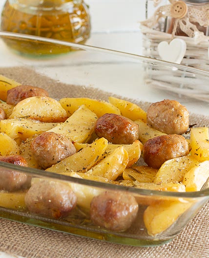 Come fare le polpette e patate morbide al forno