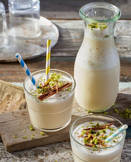 Iced Chai Latte mit Buttermilch und Pistazientopping