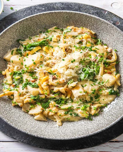 Käsespätzle mit Birne und Bacon Bergjausenkäse und Babyspinat